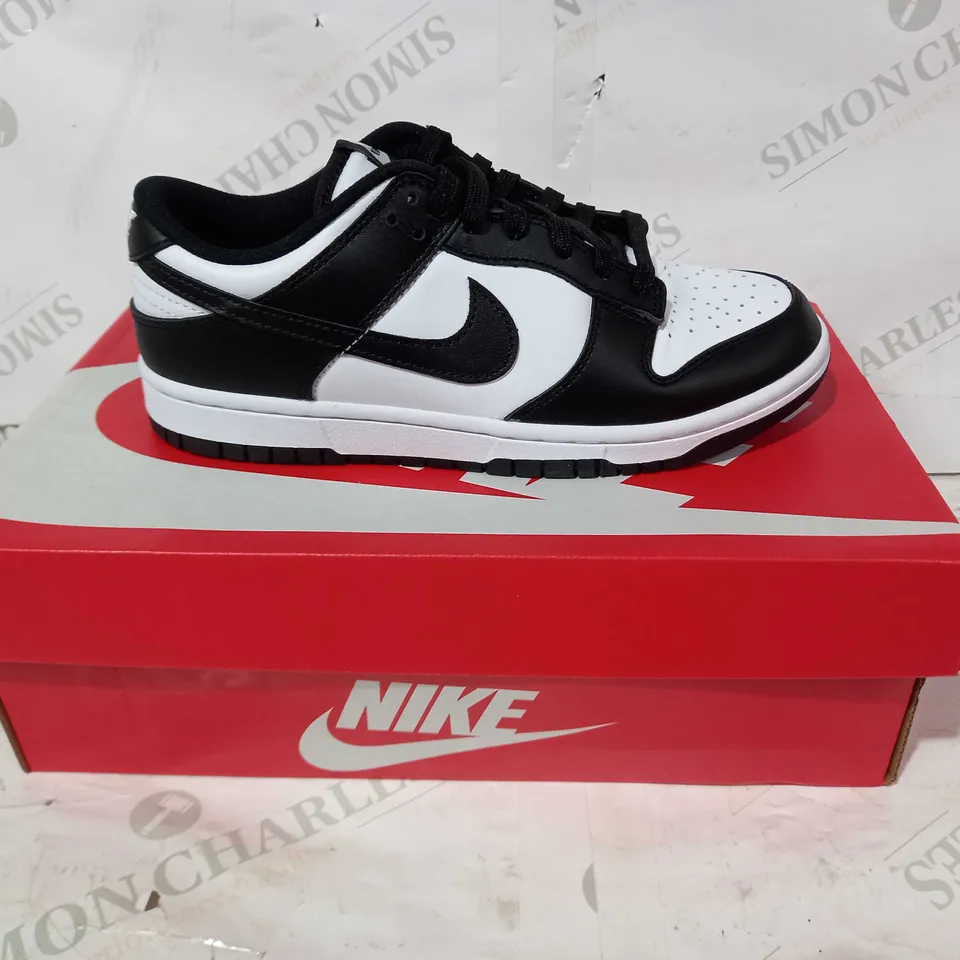 BOXED PAIR OF NIKE DUNK LOW TRAINERS IN BLACK/WHITE UK SIZE 5