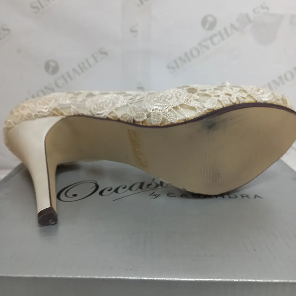 BOX OF 10 OCCASIONS BY CASANDRA HIGH HEELS IN GOLD/IVORY 