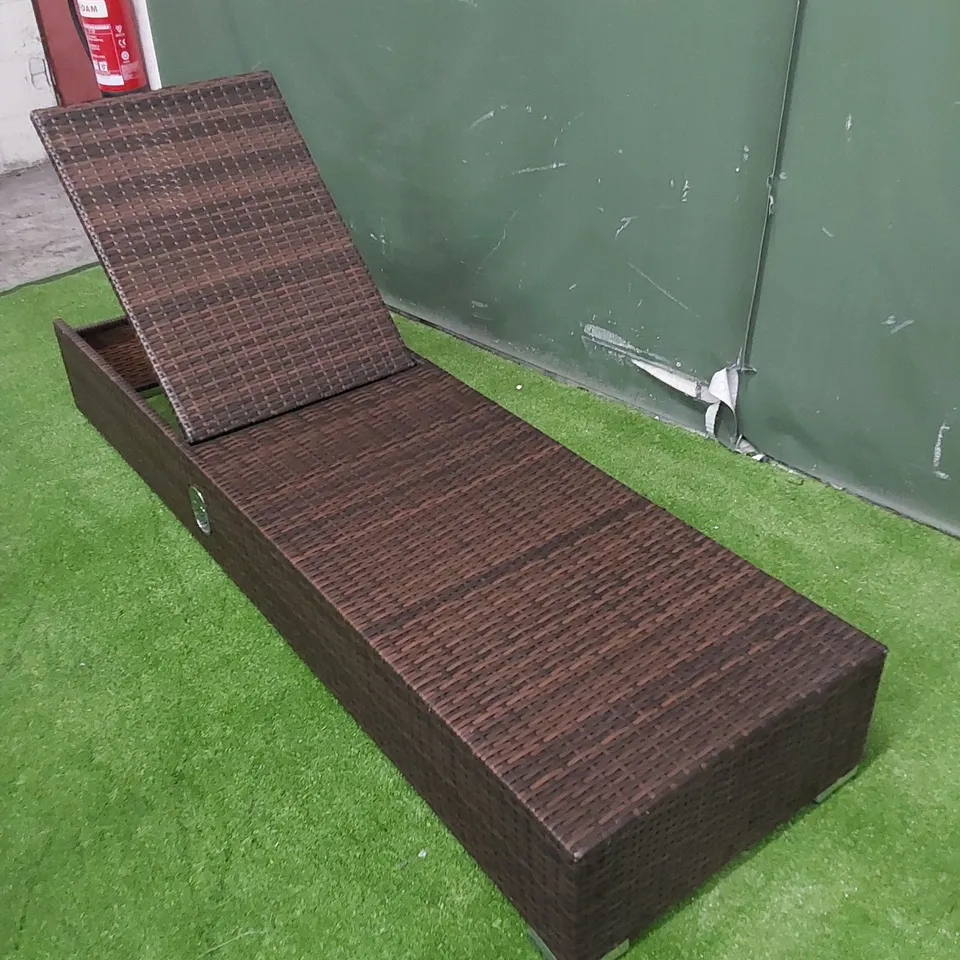 DESIGNER MANUAL ADJUSTABLE SUNLOUNGER IN CHOCOLATE MIX RATTAN 