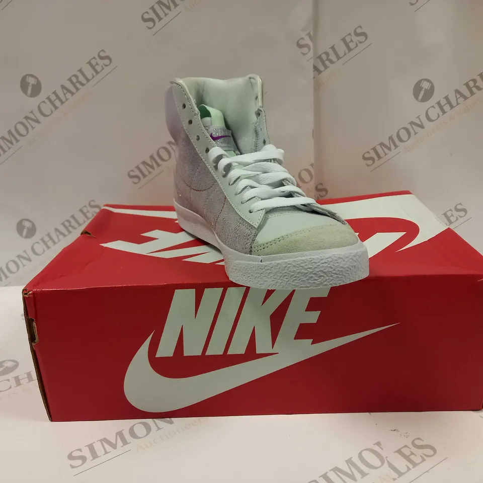 BOXED PAIR OF NIKE DQ6084 BLAZER MID '77 D SHOES UK SIZE 5