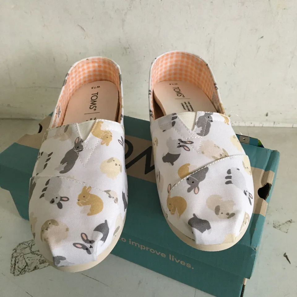 BOXED PAIR OF SIZE 5.5 ALPARGATA WHITE SPRING BUNNIES PRINT TOMS SHOES