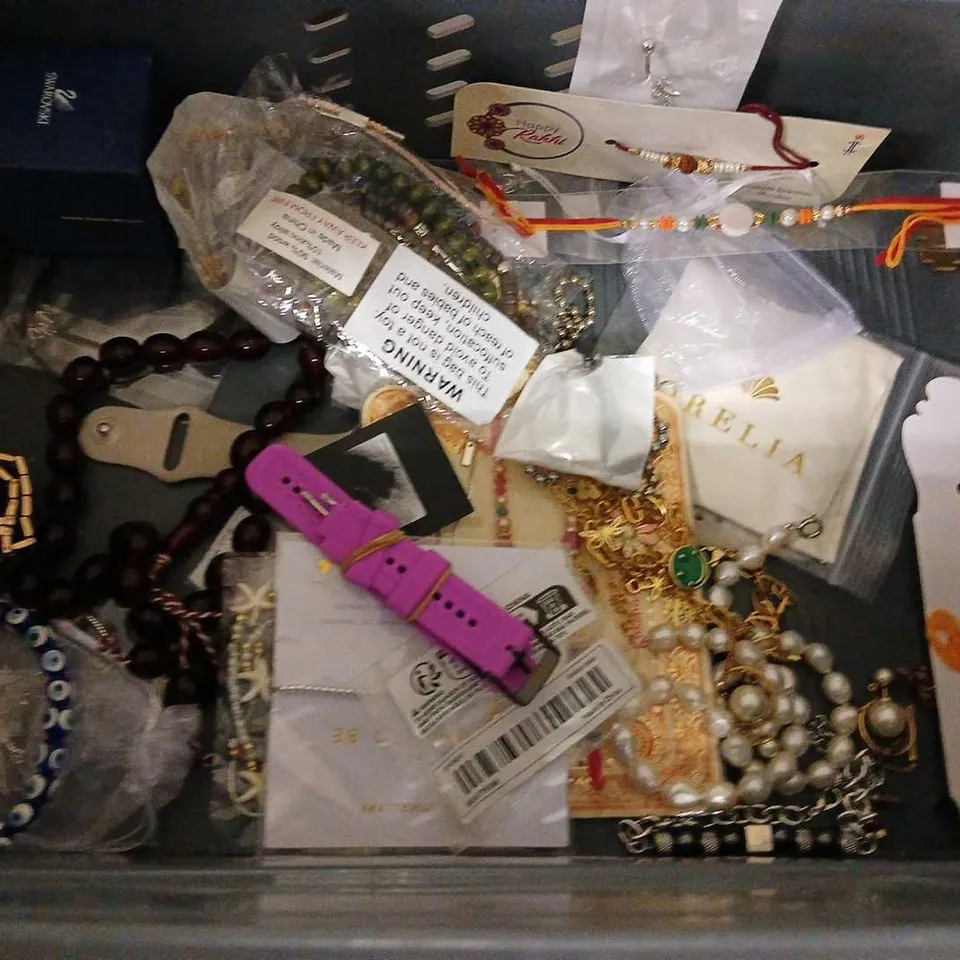 LOT OF ASSORTED JEWELLERY AND WATCH ITEMS TO INCLUDE NECKLACES, EARRINGS SEIKO AND LANMSOM