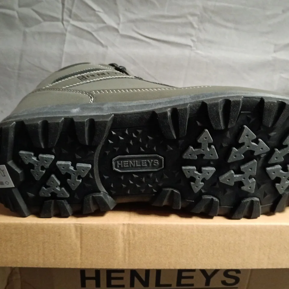 BOXED PAIR OF HENLEYS PROJECT MEN'S HIKING BOOTS - UK SIZE 9