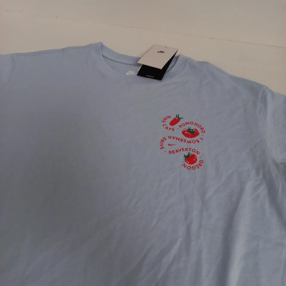 NIKE T‑SHIRT WITH POMODORO BEAVERTON GRAPHIC – LIGHT BLUE - LARGE