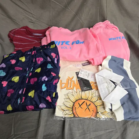 BOX OF APPROXIMATELY 30 ASSORTED KIDS CLOTHING ITEMS TO INCUDE - COAT, TSHIRTS, TRACKSUIT, ETC