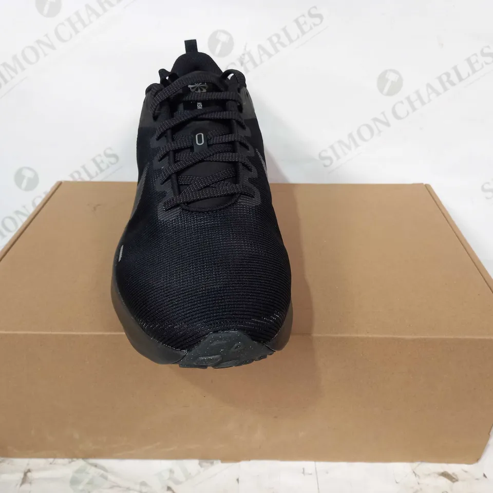 BOXED PAIR OF NIKE RUNNING DOWNSHIFTER 12 TRAINERS IN BLACK UK SIZE 8