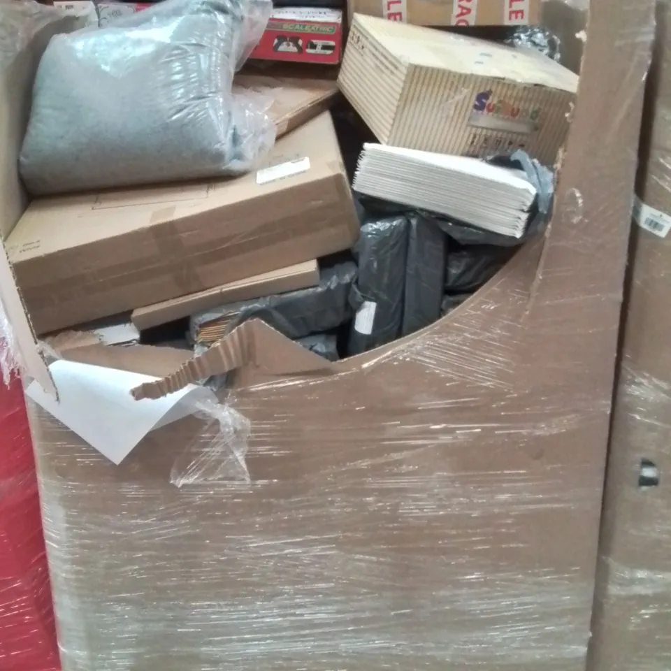 PALLET CONTAINING VARIOUS ASSORTED BOXED HOUSEHOLD ITEMS TO INCLUDE: SIMPSONS SCALEXTRIC SET, ACTIVITY PLAY GYM, HOLLYWOOD MAKEUP MIRROR AND LOTS MORE UNMARKED BOXED ITEMS 