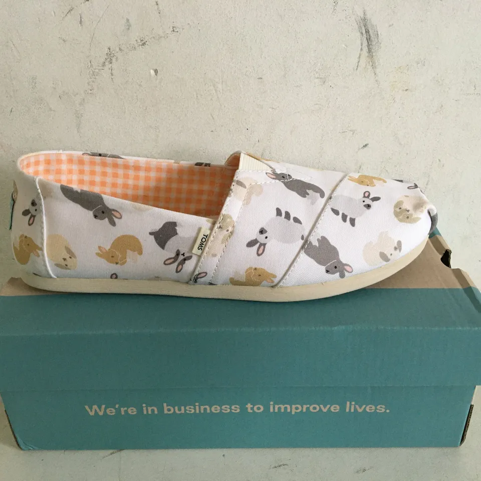 BOXED PAIR OF SIZE 5.5 ALPARGATA WHITE SPRING BUNNIES PRINT TOMS SHOES