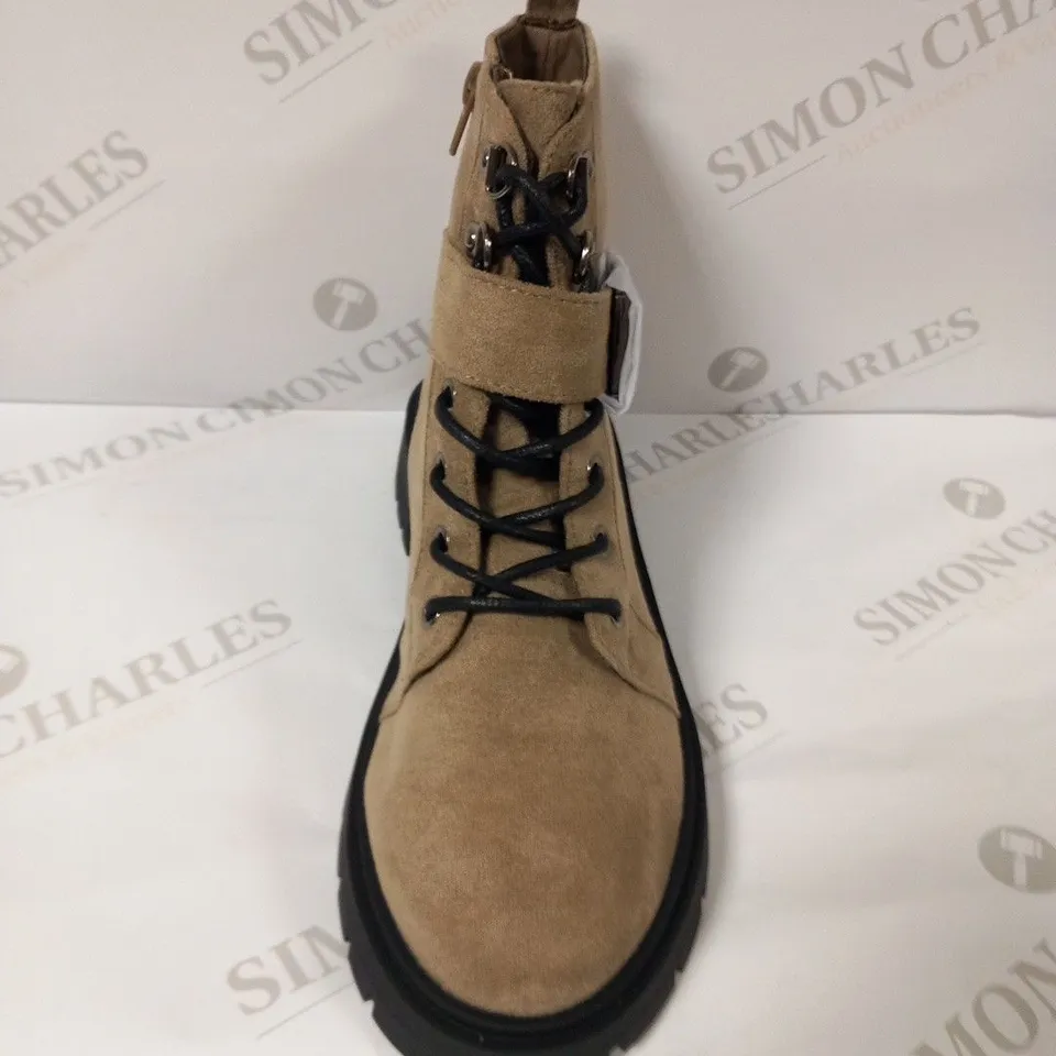 ASOS BOOTS SIZE  5W