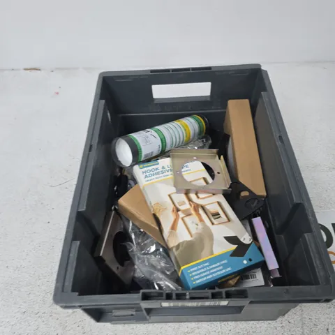 TOTE OF APPROXIMATELY 12 ASSORTED ITEMS TO INCLUDE: FROSTED GLASS PAINT