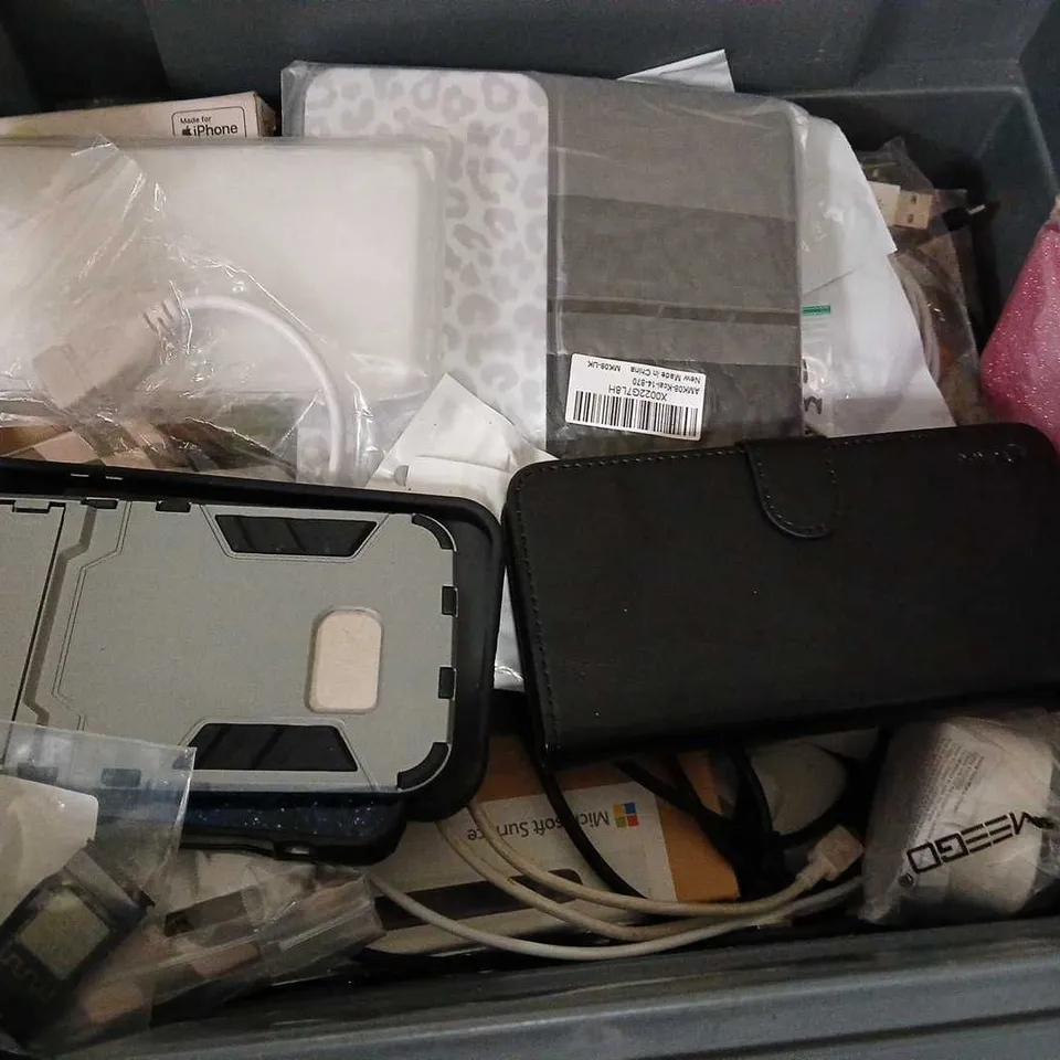 LOT OF ASSORTED MOBILE PHONE ACCESSORIES TO INCLUDE CASES, SCREEN PROTECTORS AND CHARGERS