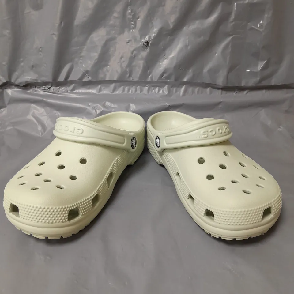 CROCS CLASSIC CLOGS PALE GREEN SIZE 5