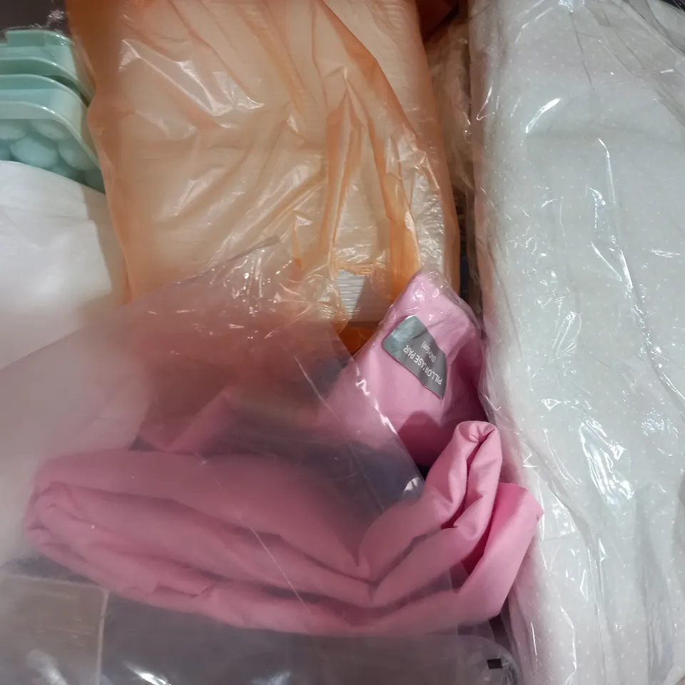 BOX OF APPROXIMATELY 15 ASSORTED HOUSEHOLD ITEMS TO INCLUDE MOULD MILDEW CLEANER, PHOTO SLATE, OVER DOOR HANGER, ETC