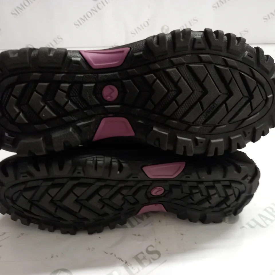 GELERT BLACK LEATHER WALKING BOOTS - UK 7