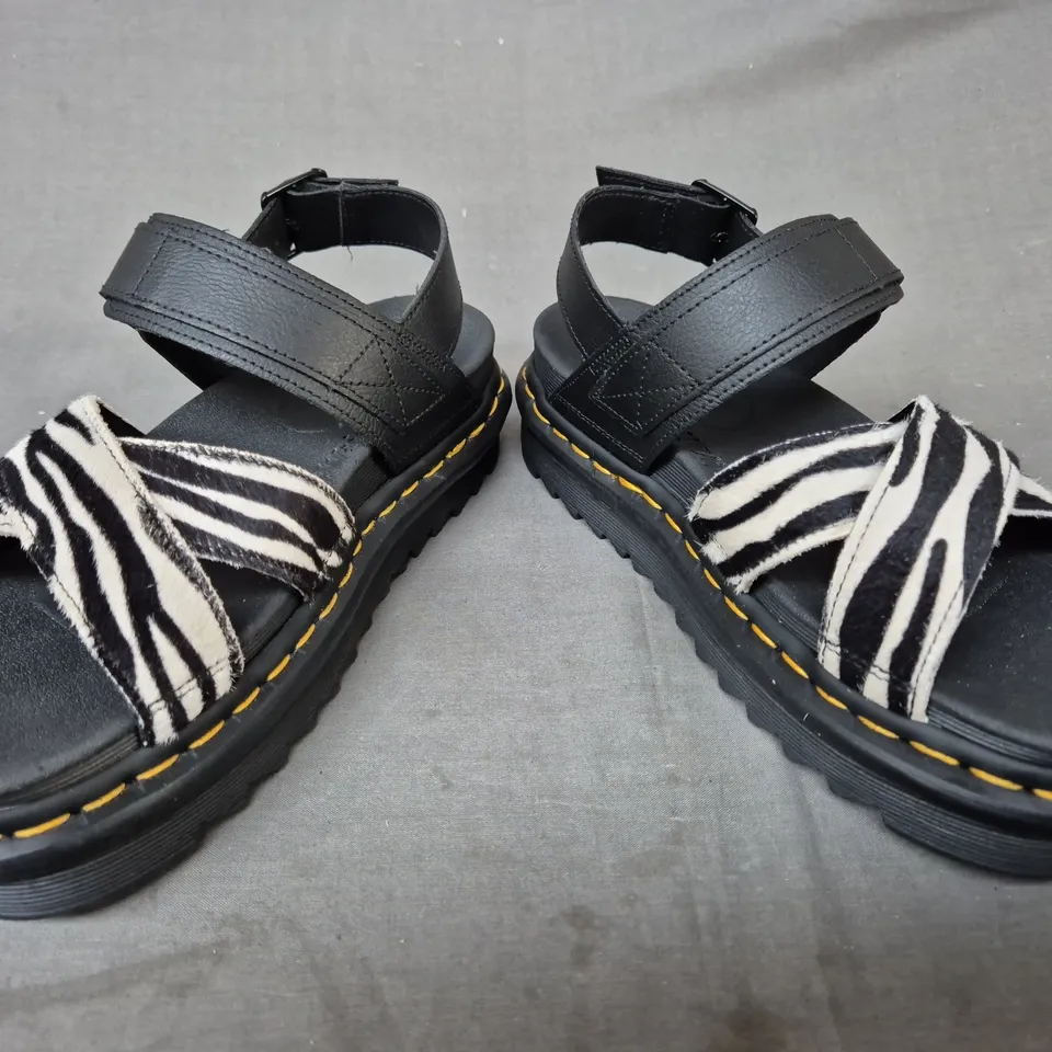 BOXED PAIR OF DR MARTENS VOSS II OPEN TOE SANDALS IN BLACK/WHITE UK SIZE 5