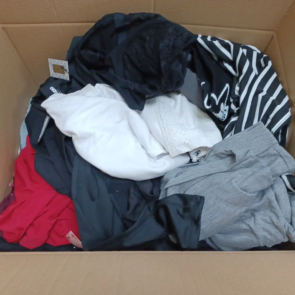 LARGE QUANTITY OF ASSORTED CLOTHING ITEMS TO INCLUDE M&S, ZARA AND WARMLAND