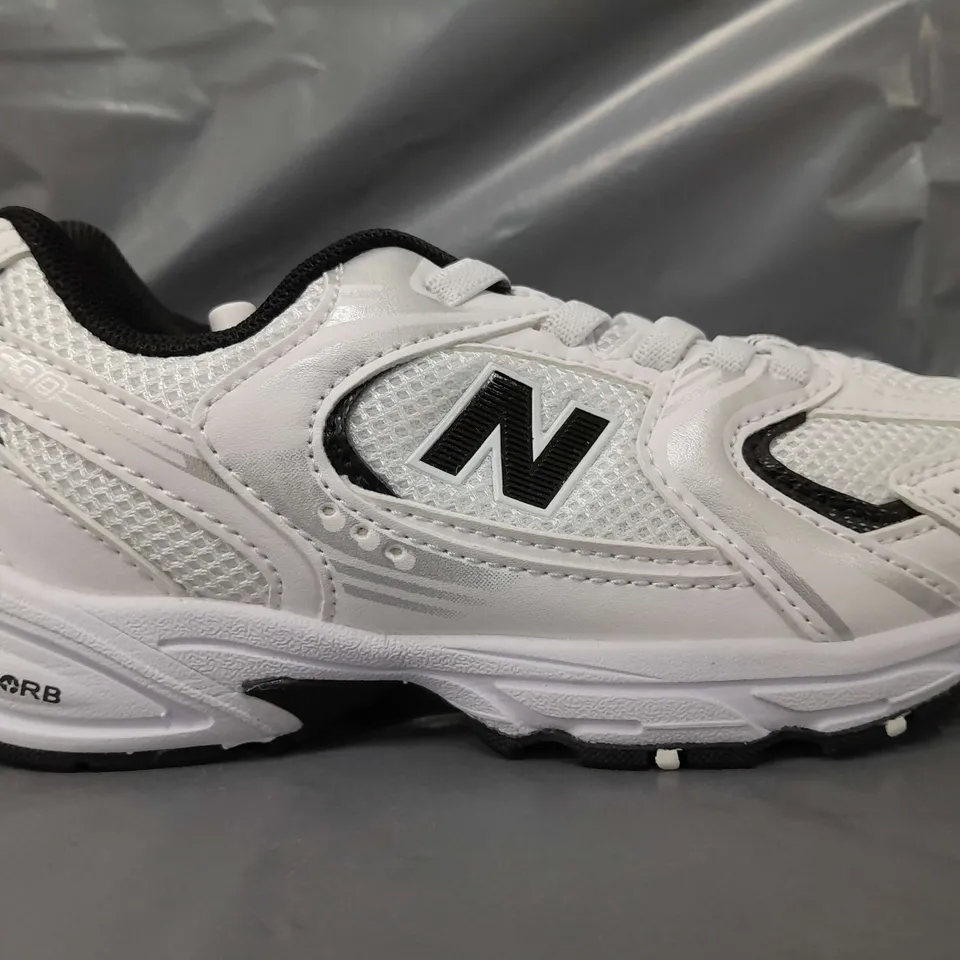 BOXED PAIR OF NEW BALANCE KIDS SHOES IN WHITE/BLACK UK SIZE 13