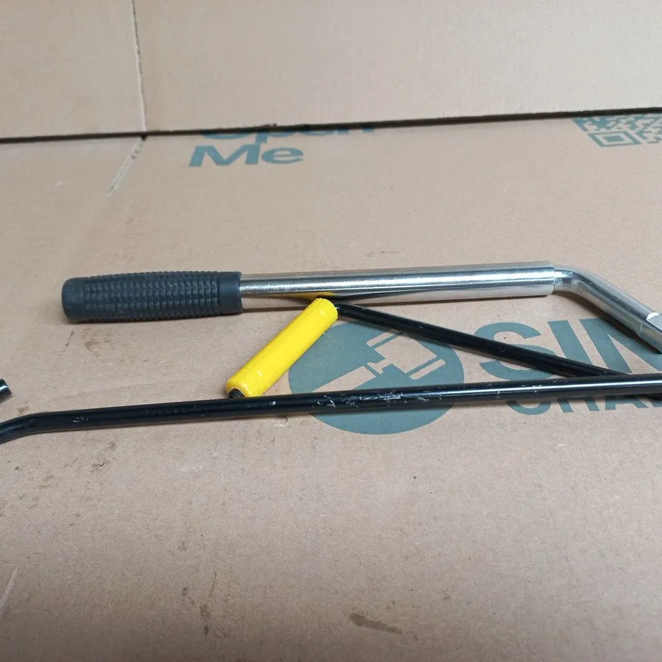 VEHICLE JACK WITH ACCESSORIES IN BLACK POUCH
