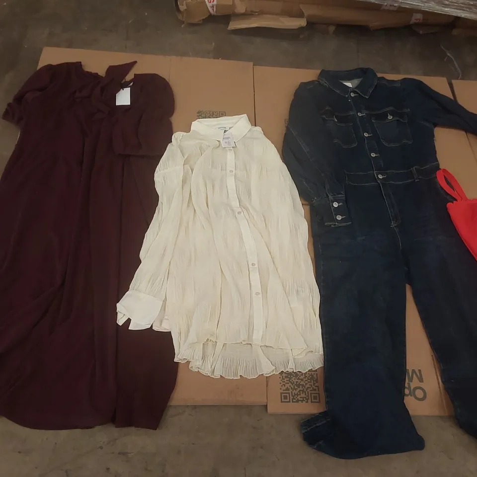 PALLET CONTAINING APPROXIMATELY 450x BRAND NEW ASSORTED DESIGNER CLOTHING ITEMS INCLUDING: SIMPLY BE JEANS, MAGISCULPT BATHING SUIT, JD WILLIAMS TOPS, SIMPLY BE DRESSES ECT