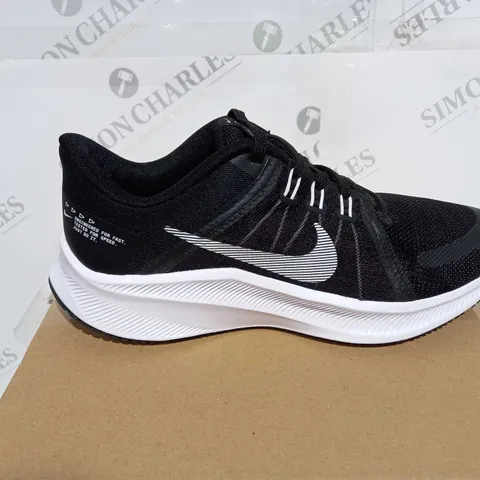 BOXED NIKE QUEST LACED TRAINING SHOES IN BLACK/WHITE - UK SIZE 6