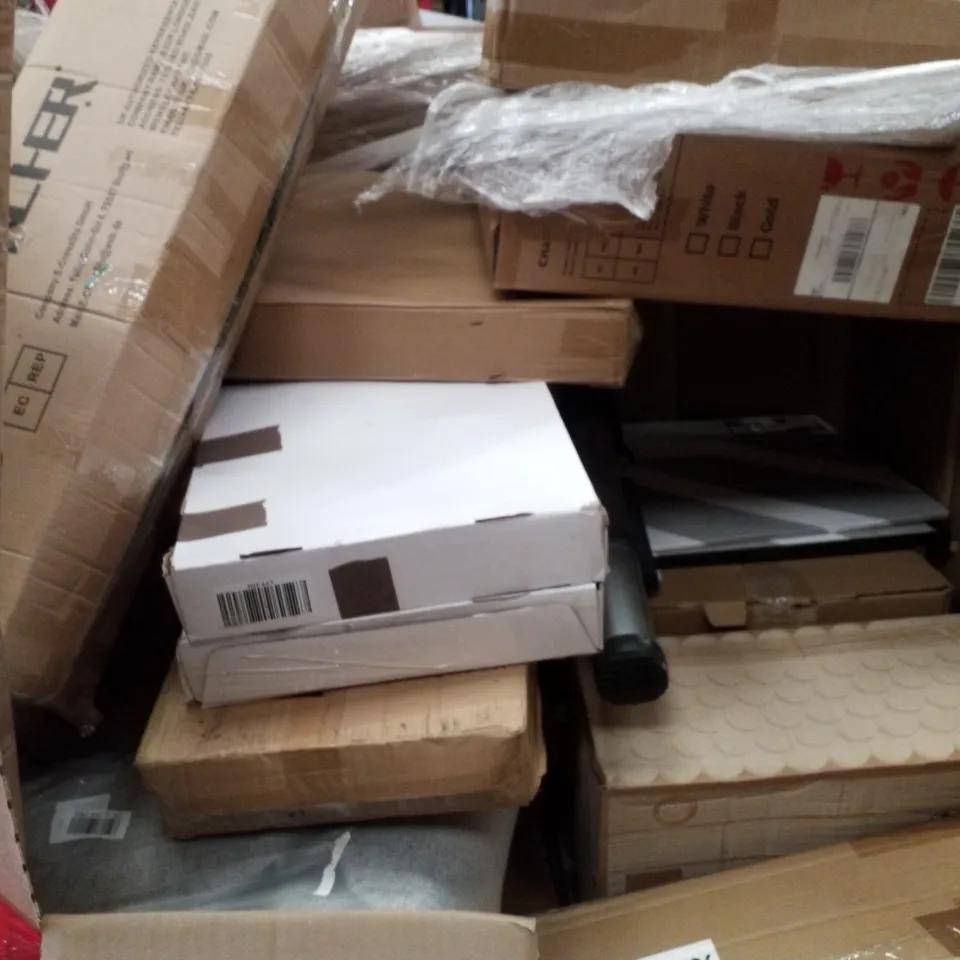 PALLET CONTAINING ASSORTED PRODUCTS INCLUDING 48" CHRISTMAS WREATH, BAMBOO TOWEL LADDER, GREEN CHRISTMAS TREE & ALPHA CAMP FOLDOUT CHAIR