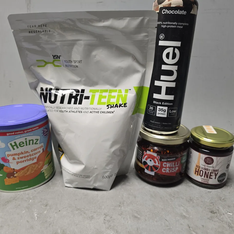 APPROXIMATELY 10 ASSORTED FOOD & DRINK ITEMS TO INCLUDE - HUEL CHOCOLATE , CHILLI CRISP ETC