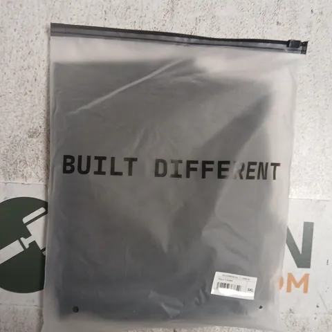 BAGGED BUILT DIFFERENT POLO T-SHIRT IN CARBON SIZE 3XL