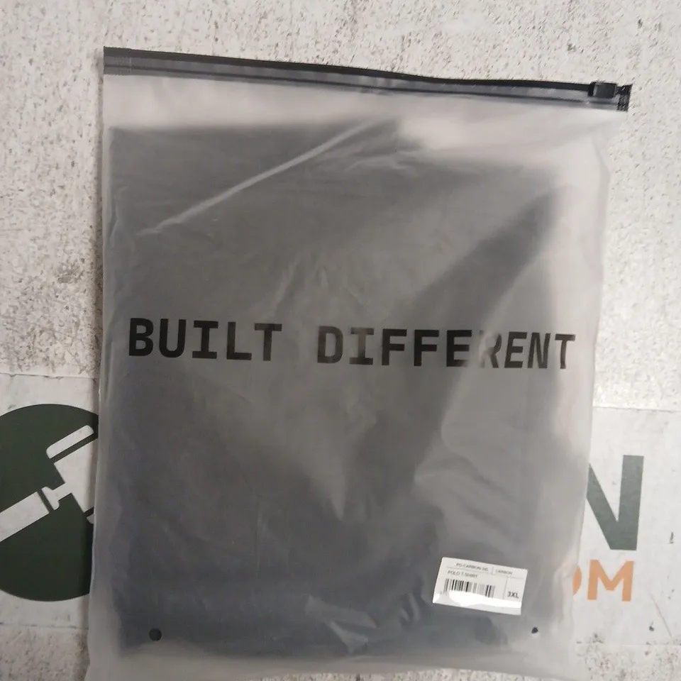 BAGGED BUILT DIFFERENT POLO T-SHIRT IN CARBON SIZE 3XL