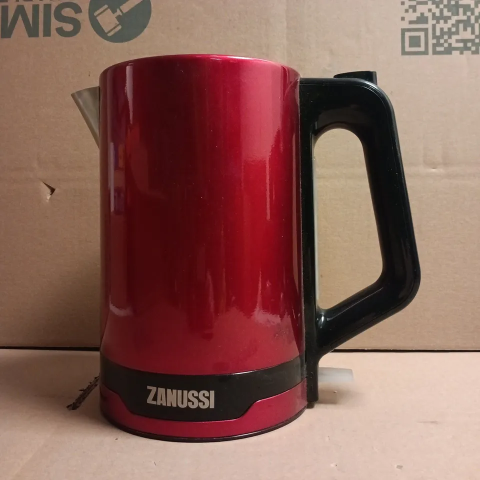 ZANUSSI CORDLESS KETTLE IN RED