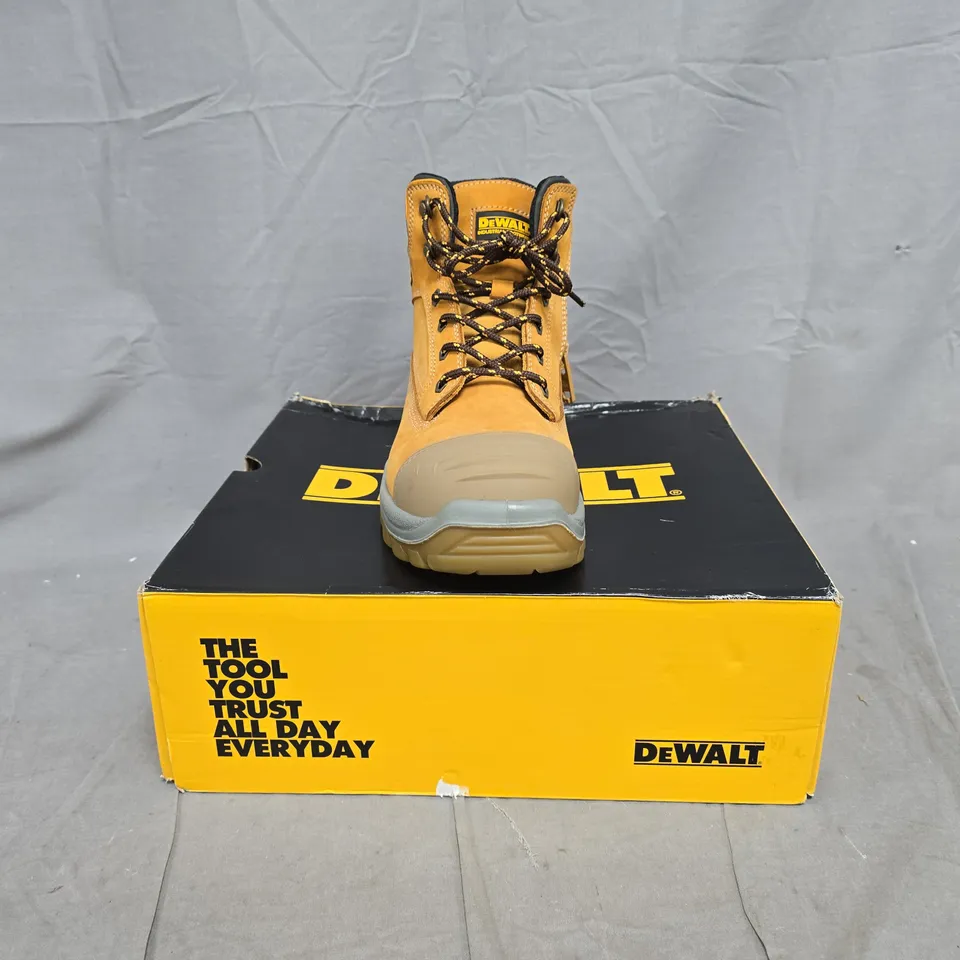 BOXED PAIR OF DEWALT AKRON HONEY STEEL TOE CAP SAFETY BOOTS SIZE UK 8