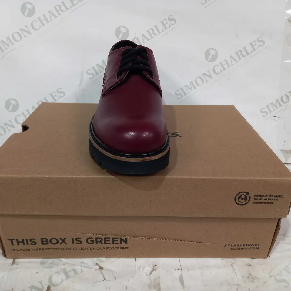 BOXED PAIR OF CLARKS ORIANNA DERBY LEAHER LACE UP SHOES IN CHESTNUT UK SIZE 5