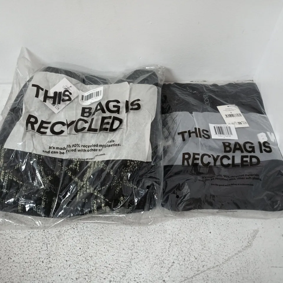 APPROXIMATELY 20 ASSORTED CLOTHING ITEMS IN VARIOUS SIZES, COLOURS & STYLES TO INCLUDE CROPPED GRAPHIC SPORTY TEE, Y2K BOX FIT CREW KNIT, ETC