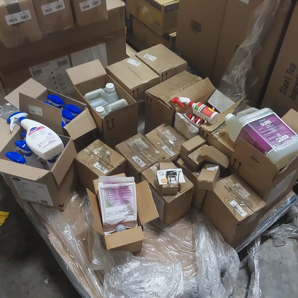 PALLET CONTAINING A VERY LARGE QUANTITY OF ASSORTED CATERING/CLEANING PRODUCTS INCLUDING: DIVERSEY DISINFECTANT, STAINLESS STEEL POLISH, ACIDIC HARD SURFACE CLEANER, FLAME RETARDANT SPRAY ECT