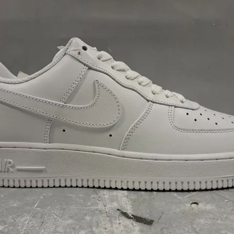 BOXED PAIR OF NIKE AIR FORCE 1 '07 SHOES IN WHITE UK SIZE 8