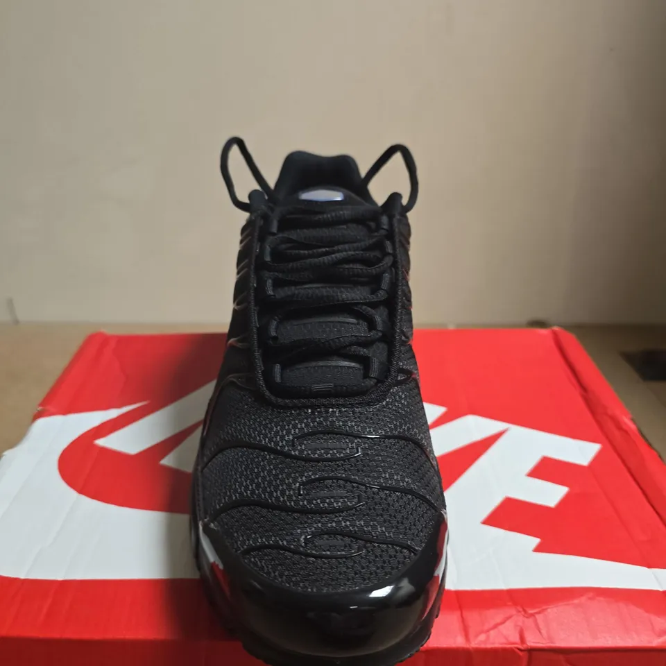 BOXED PAIR OF NIKE AIR MAX PLUS TRAINERS - BLACK, UK 9