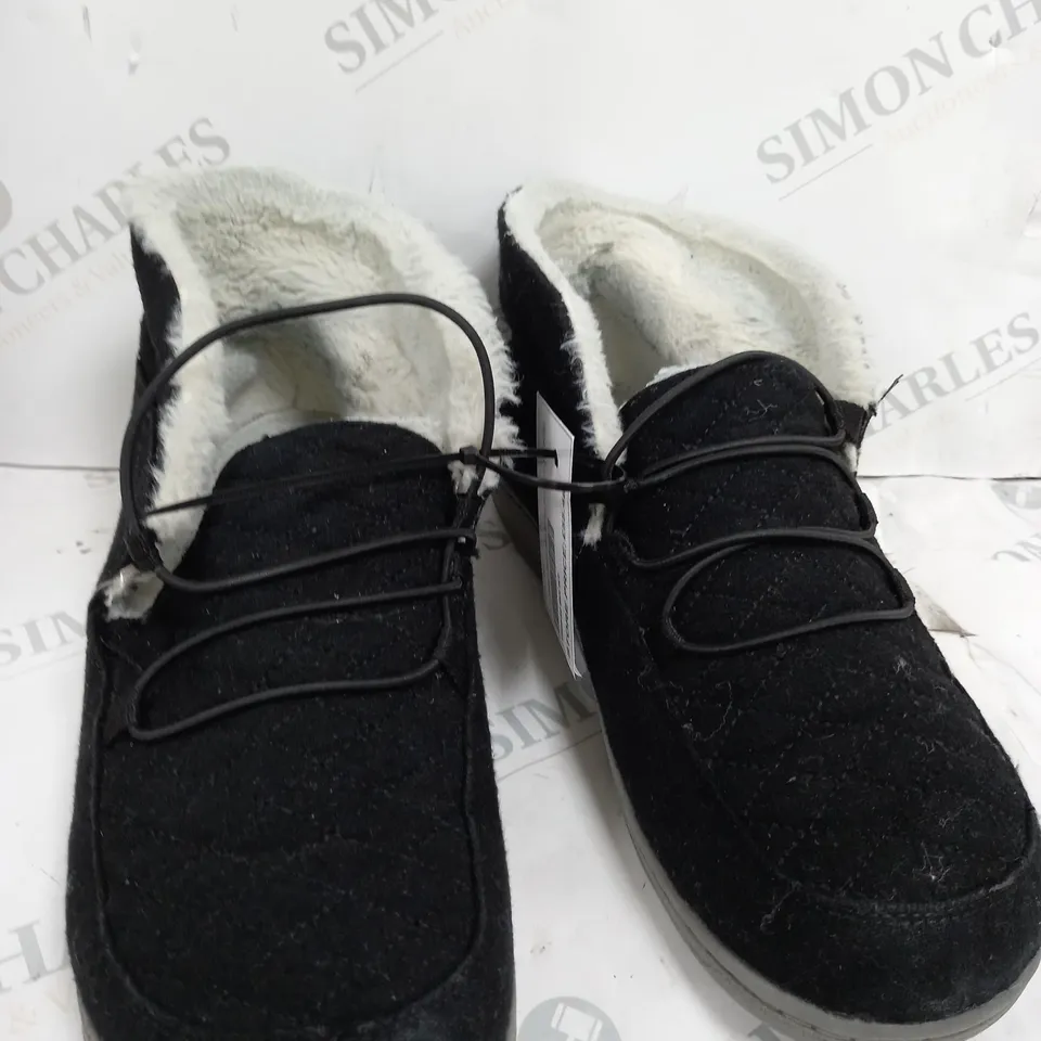 BOXED PAIR OF VIONIC BELIEVE SLIPPERS IN BLACK SIZE 7