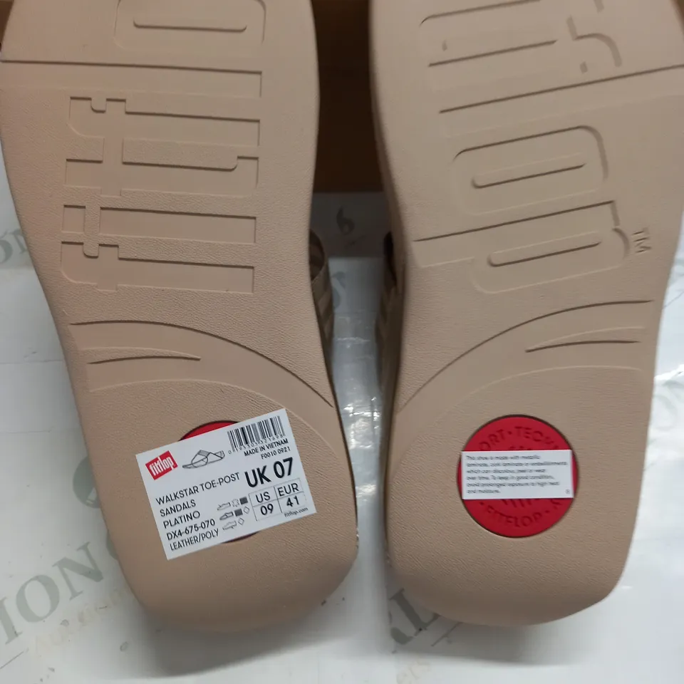 BOXED PAIR OF FITFLOPS WALKSTAR TOR POST SANDALS IN PLATINO - UK 7
