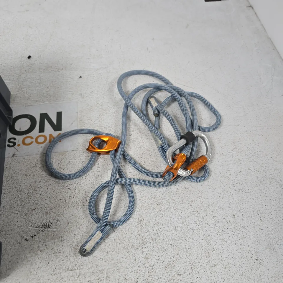 TOTE OF APPROXIMATELY 12 ASSORTED ITEMS TO INCLUDE: PETZL DEVICE AND CARABINER