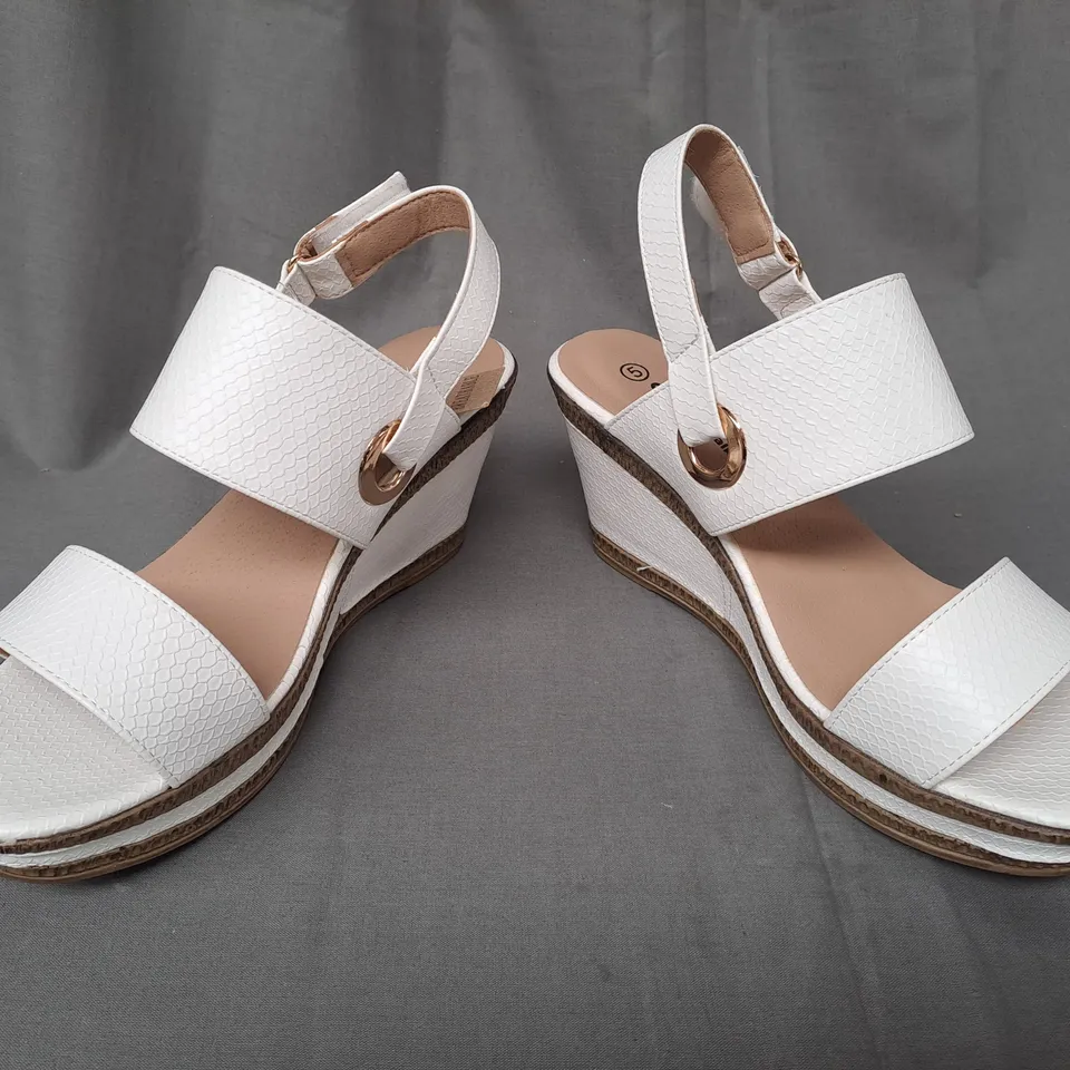 BOXED PAIR OF CUSHION WALK GEMMA OPEN TOE WEDGE SANDALS IN WHITE SIZE 5