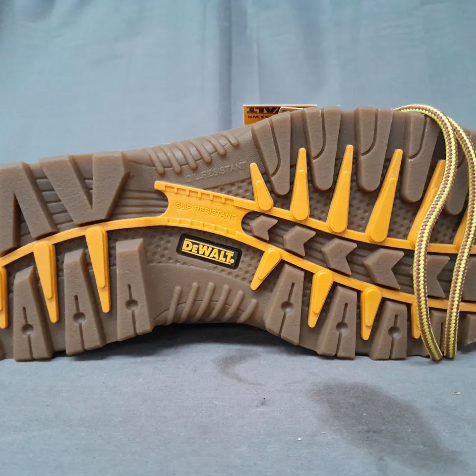 BOXED PAIR OF DEWALT STEEL TOE SAFETY BOOTS IN HONEY UK SIZE 9