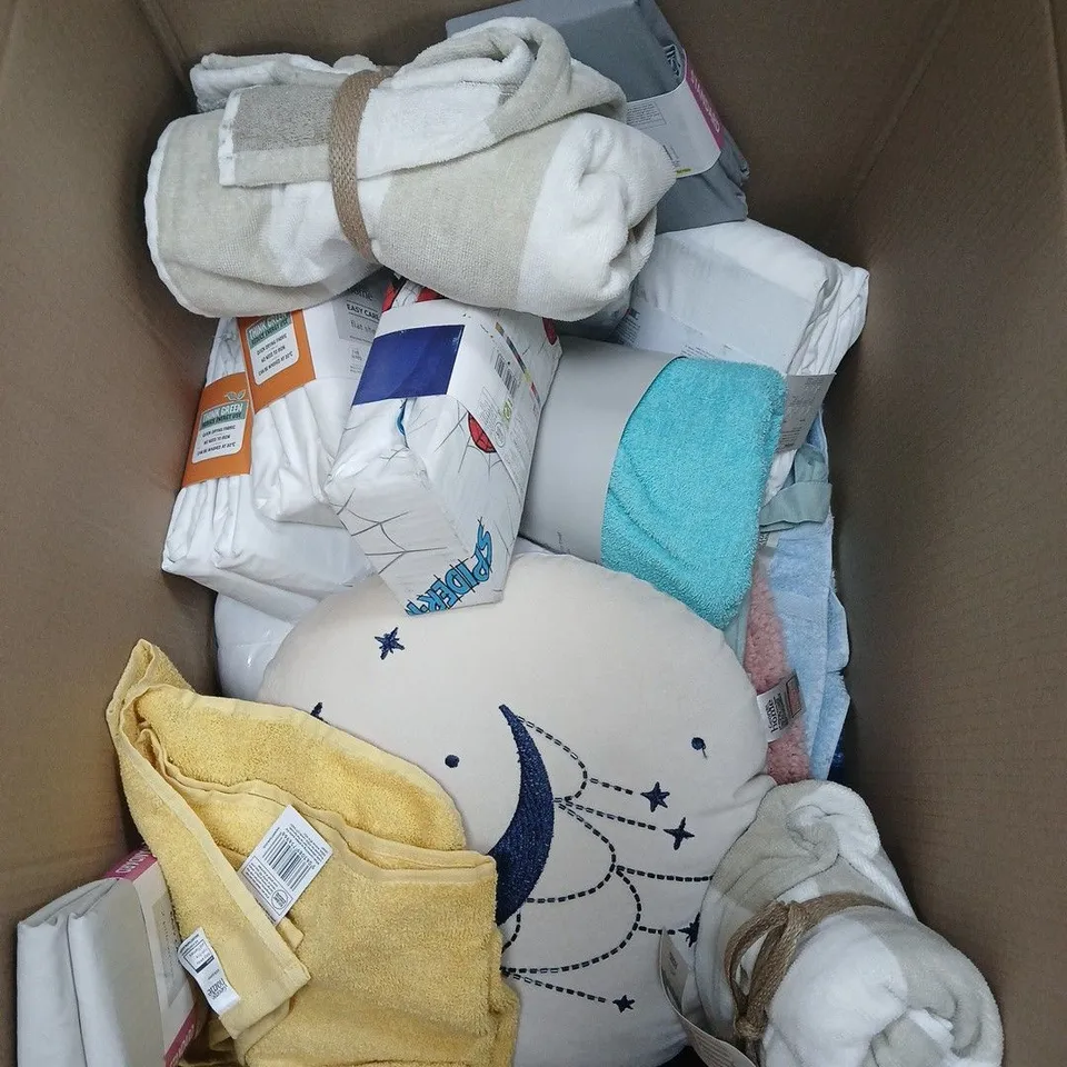 BOX OF APPROXIMATELY 10 ASSORTED BEDDING & SOFT FABRICS ITEMS TO INCLUDE - STITCH SHERPA THROW - NIGHTMARE BEFORE CHRISTMAS CUSHION - SPIDERMAN FITTED SHEET - ETC