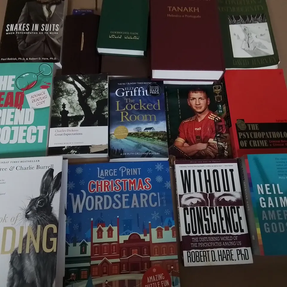 LARGE QUANTITY OF ASSORTED BOOKS TO INCLUDE THE TUTOR DECEPTION, ANATOMY COLORING BOOK AND CRIMINOLOGY BY STEPHEN JONES