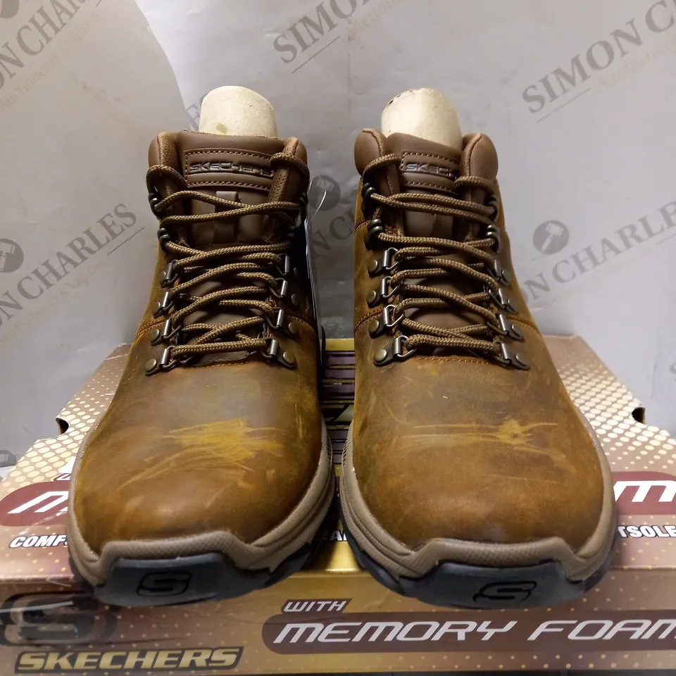 SKETCHERS MENS LACE UP BOOT - SIZE 9
