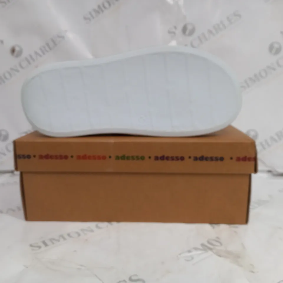 BOXED PAIR OF ADESSO LEATHER PLATFORM SANDALS IN WHITE SIZE 6