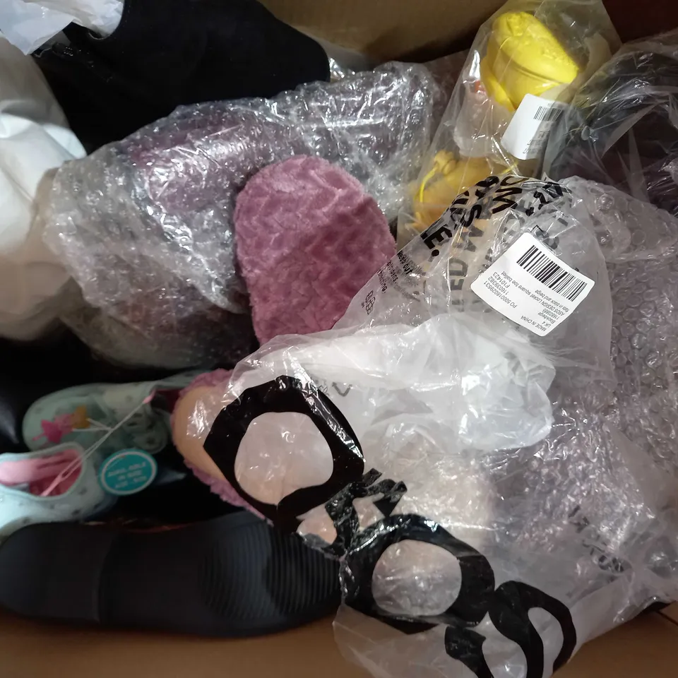 BOX OF APPROXIMATELY 15 ASSORTED PAIRS OF SHOES AND FOOTWEAR ITEMS IN VARIOUS STYLES AND SIZES TO INCLUDE SNUGG UPS, VERA COSY, ASOS DESIGN, ETC