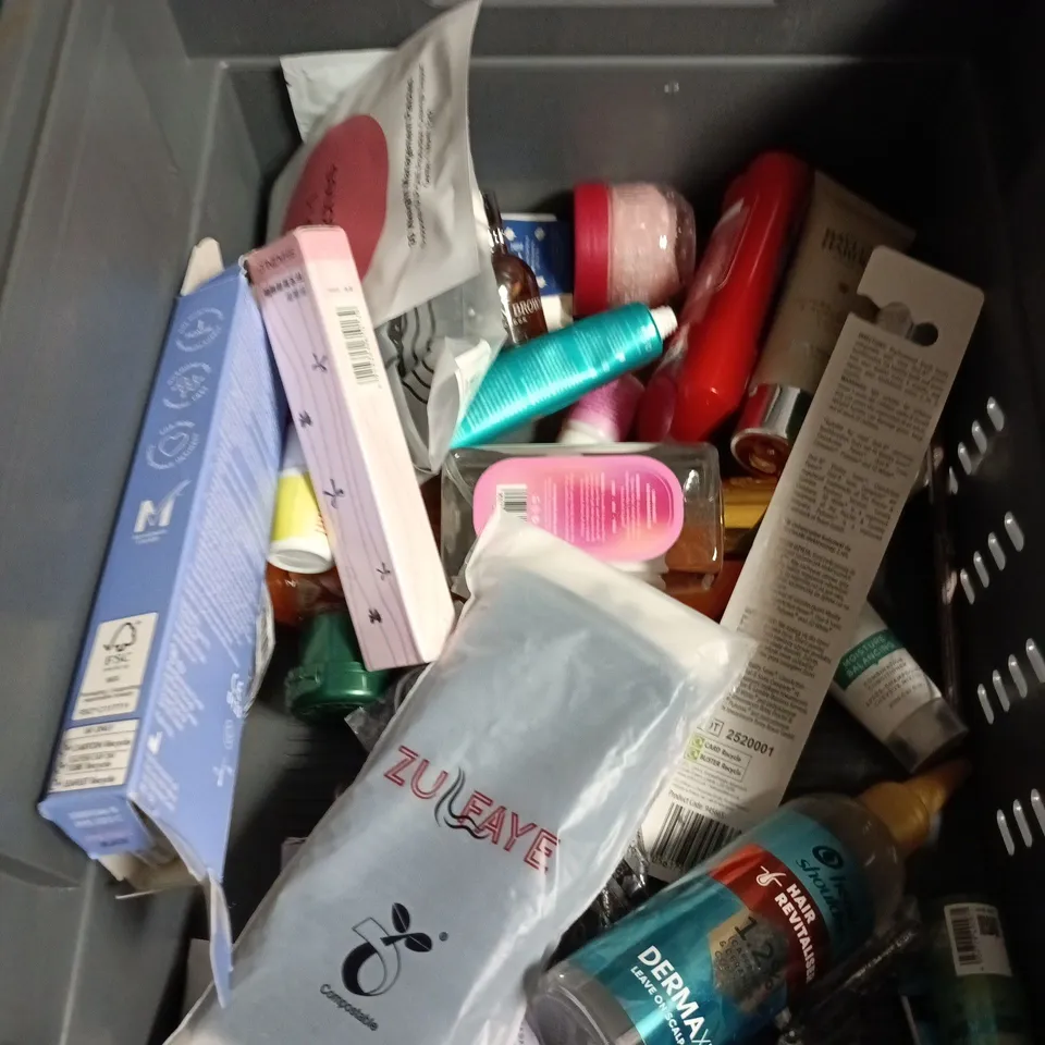 APPROXIMATEY 20 ASSORTED HEALTH AND BEAUTY PRODUCTS TO INCLUDE - HEAD & SHOULDERS CONDITIONER - PALMER'S COCOA BUTTER BODY OIL AND SENSODYNE PRONAMEL TOOTHPASTE