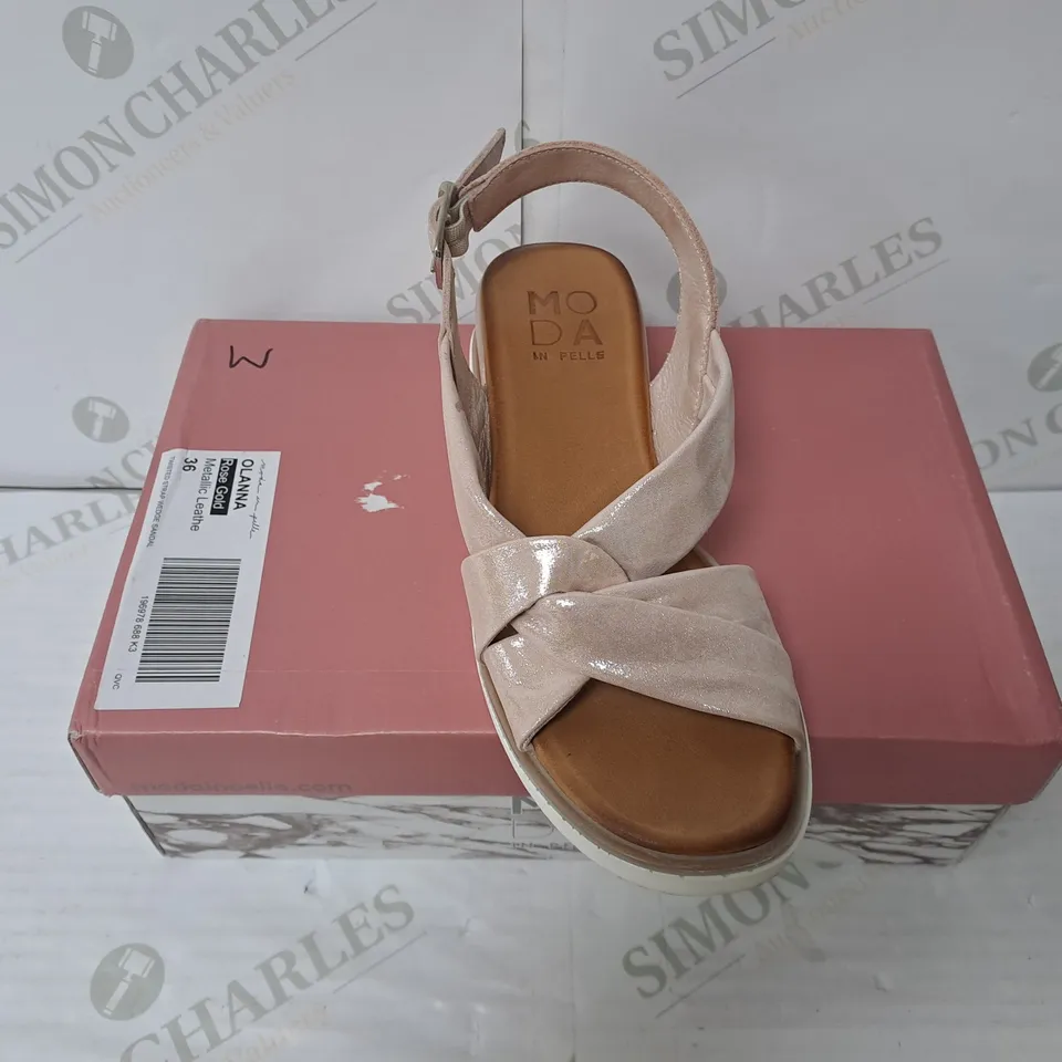 BOXED PAIR OF MODA IN PELLE OLANNA SANDALS IN ROSE GOLD METALLIC SIZE 3
