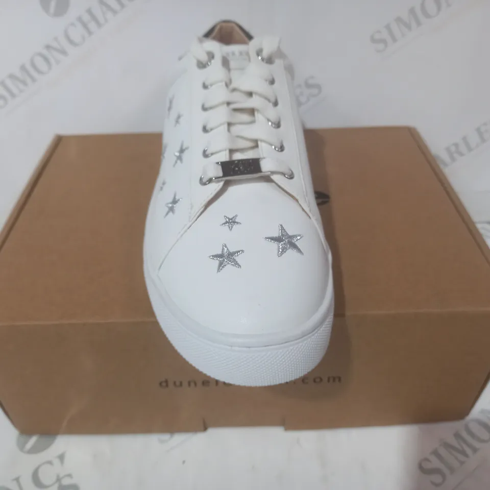 BOXED PAIR OF DUNE LONDON 081 ECLIPTI STAR EMBROIDERED SHOES IN WHITE SIZE 6