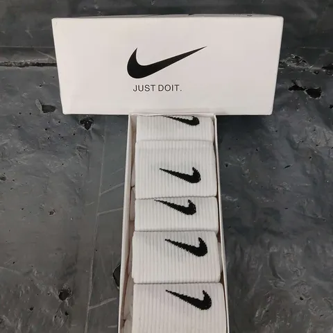 BOXED NIKE CREW SOCKS IN WHITE