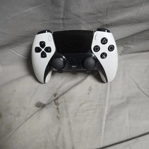 SONY PLAYSTATION 5 DUALSENSE WIRELESS CONTROLLER WITH ACCESSORIES – WHITE